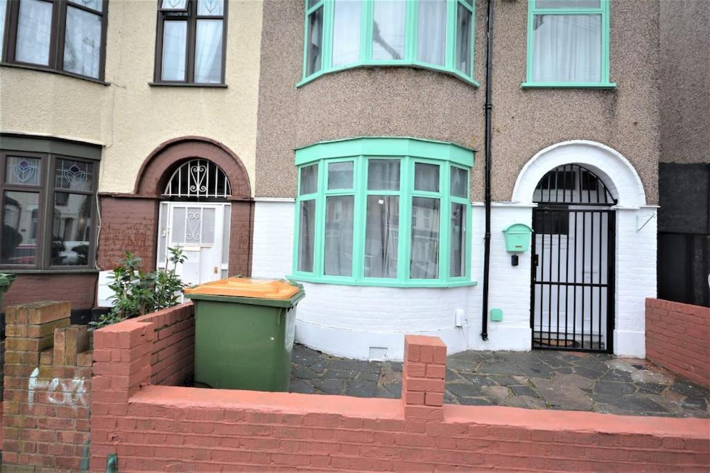 4 Bedroom House In East London Exterior photo