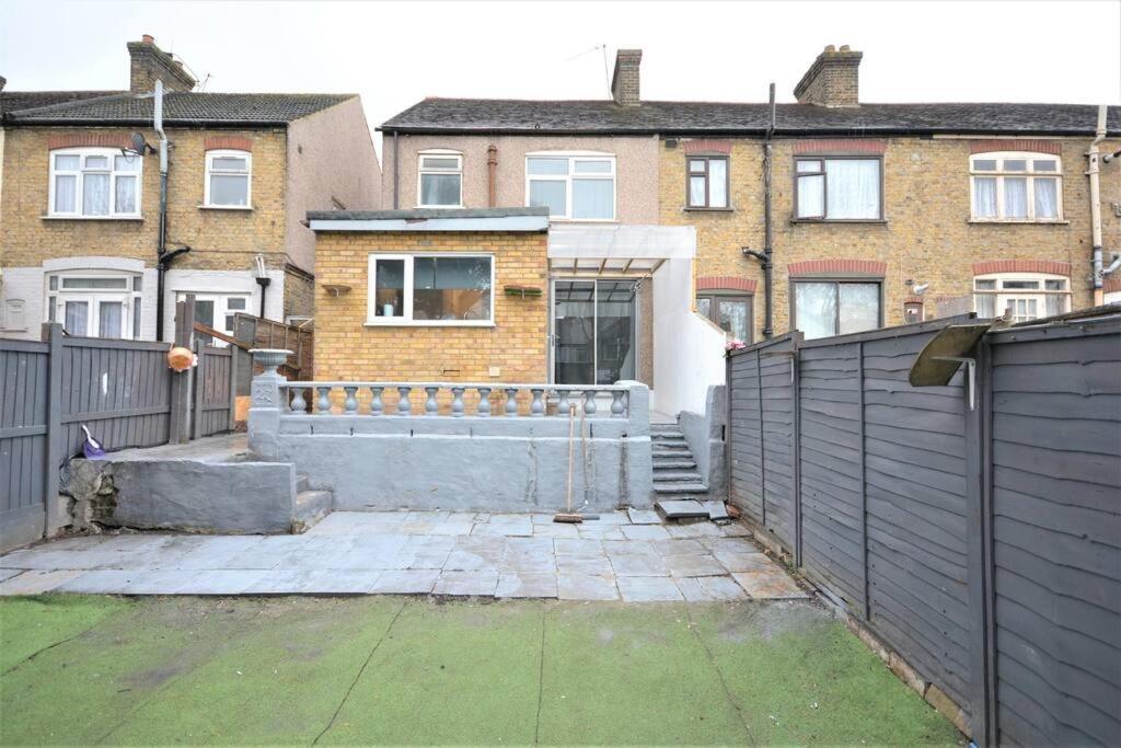 4 Bedroom House In East London Exterior photo